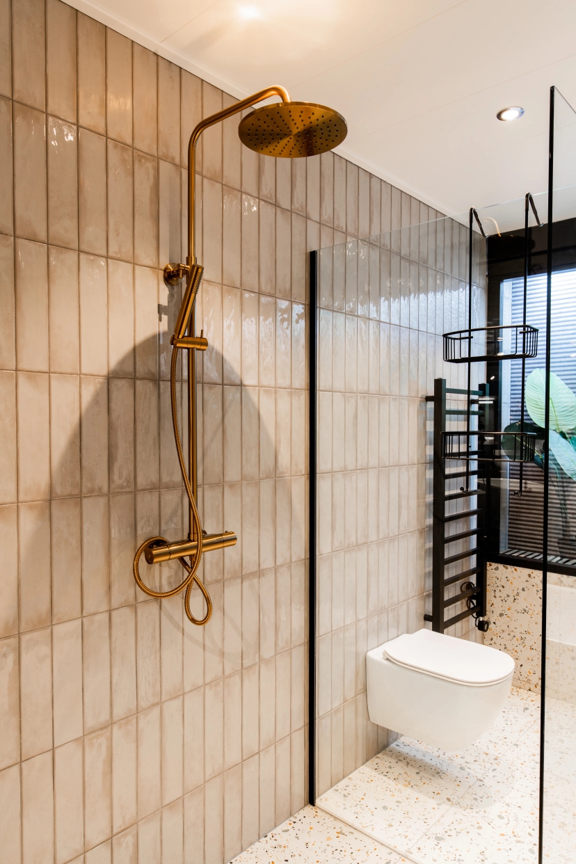 Bleu Luxe beige inloopdouche met gouden regendouche