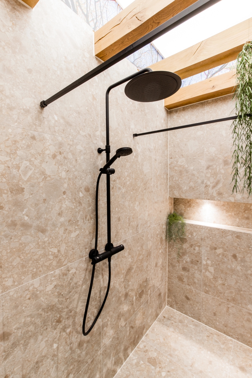 Bleu Comfort beige inloopdouche met zwarte regendouche