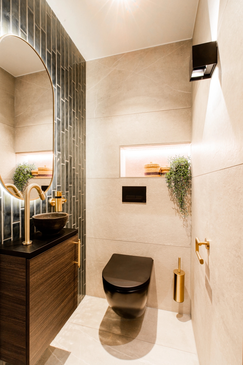 Bleu Exclusief luxe toiletruimte met gouden accenten
