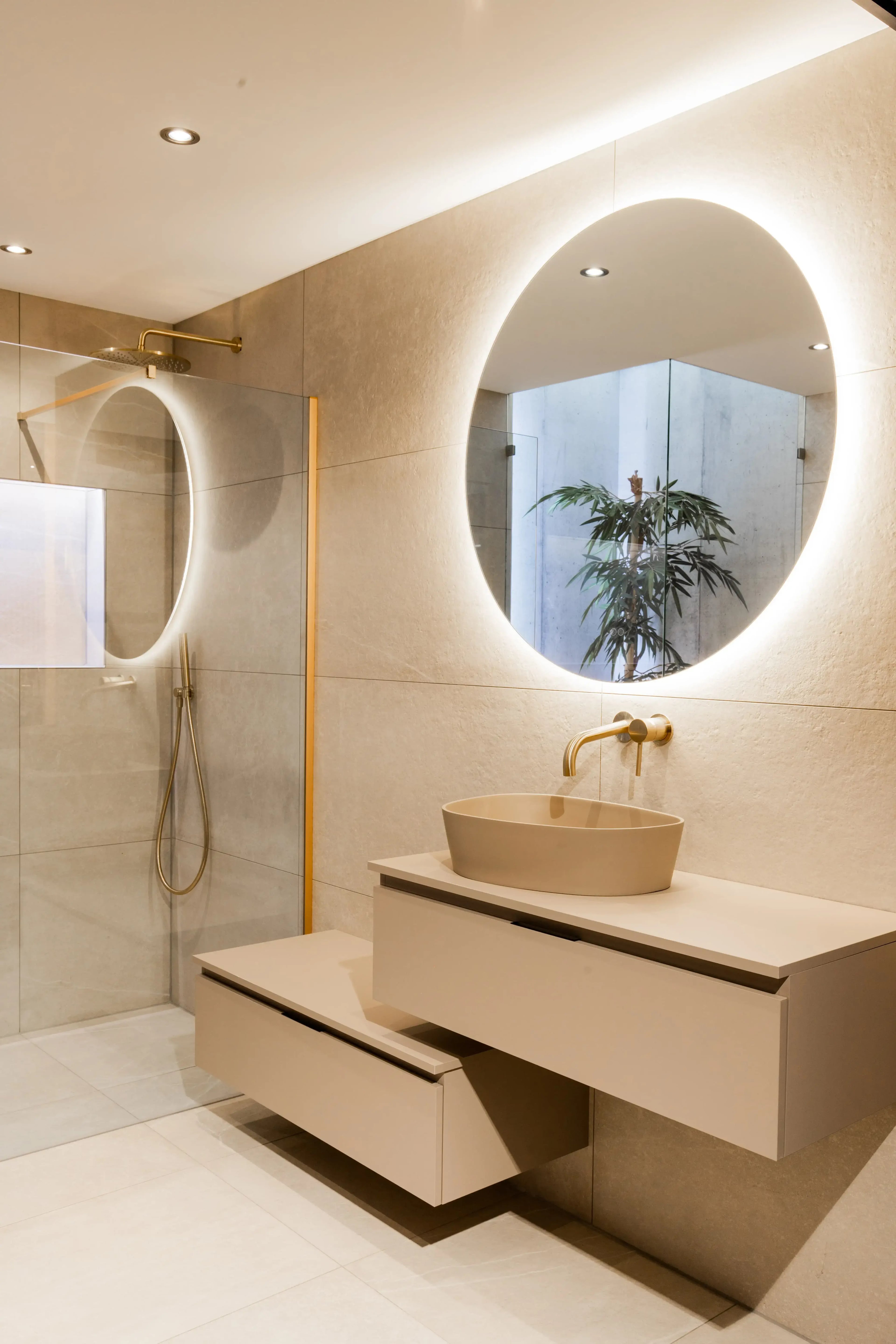 Moderne badkamer met warme tegels en strak sanitair