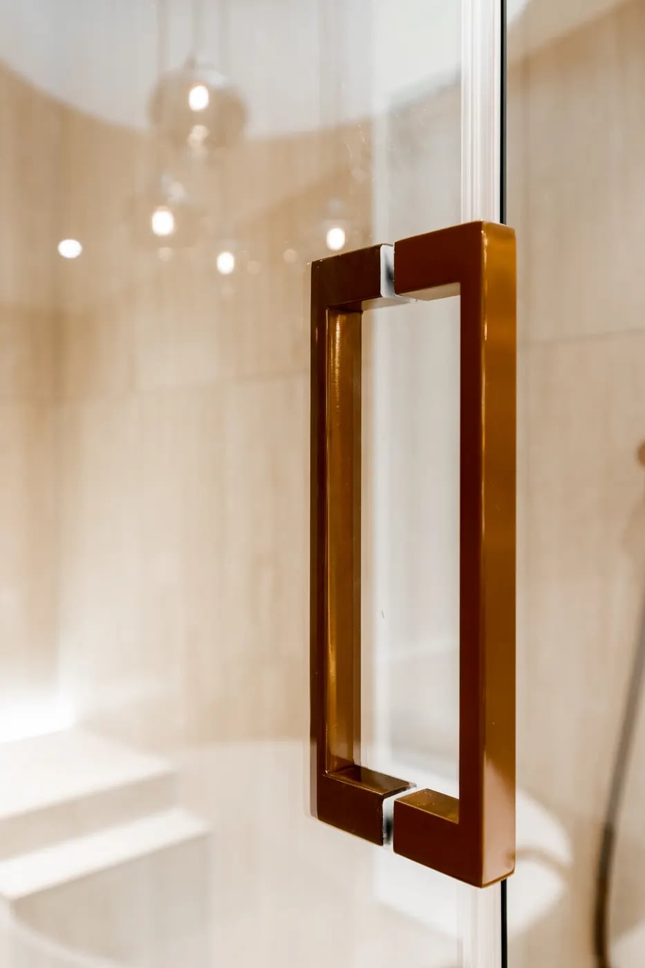 Lichte badkamer met natuursteen