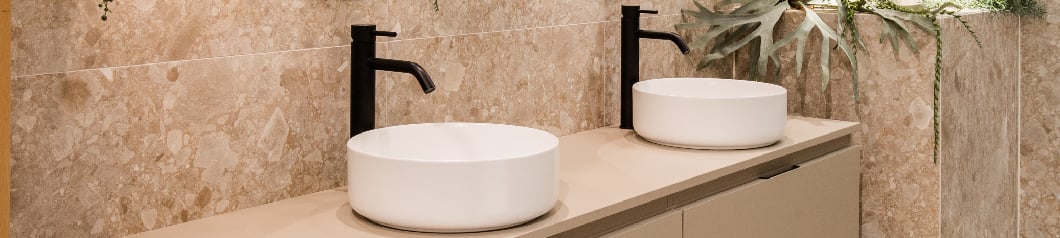 Moderne badkamer met vrijstaand bad