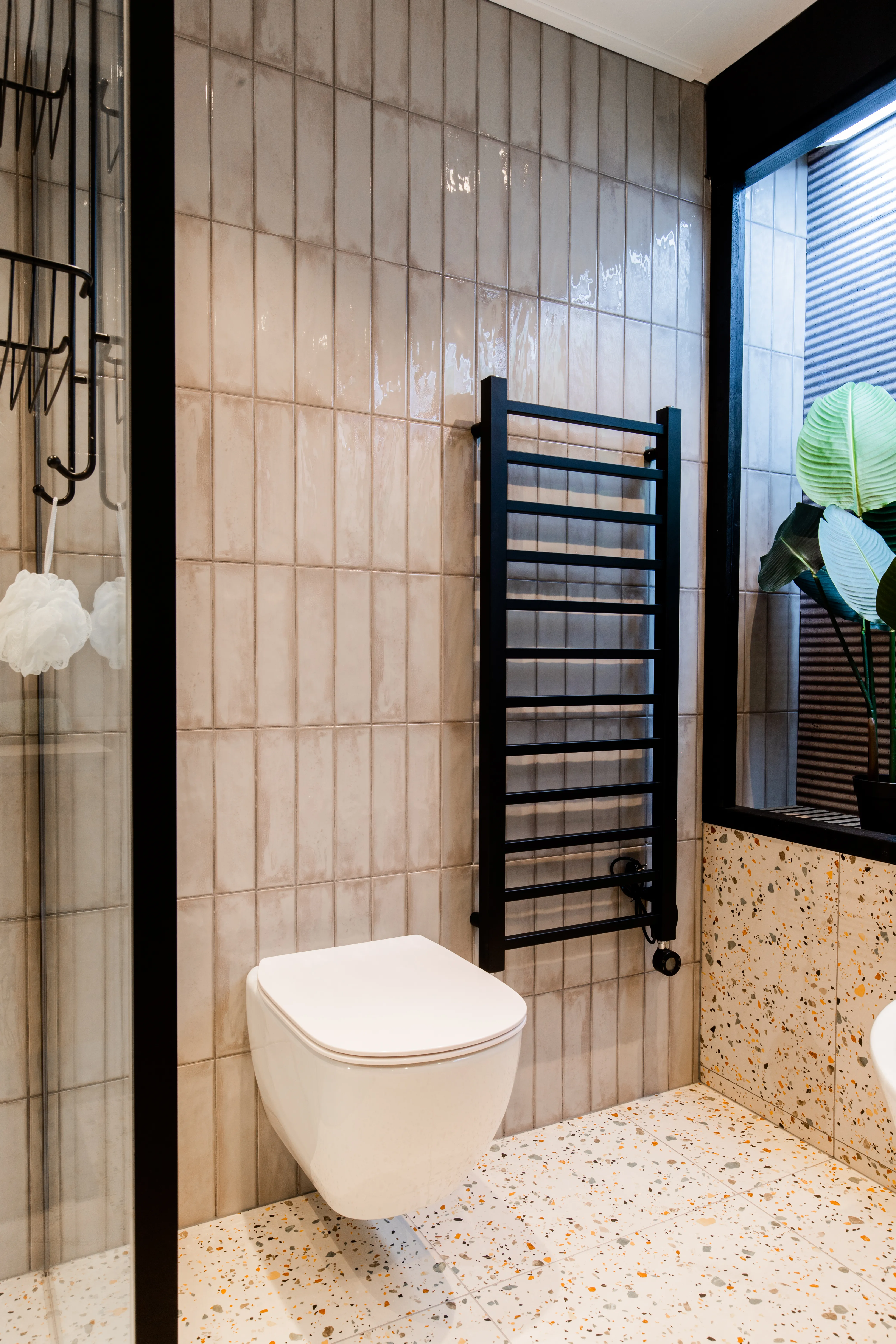 Bleu Comfort beige badkamer met zwarte radiator