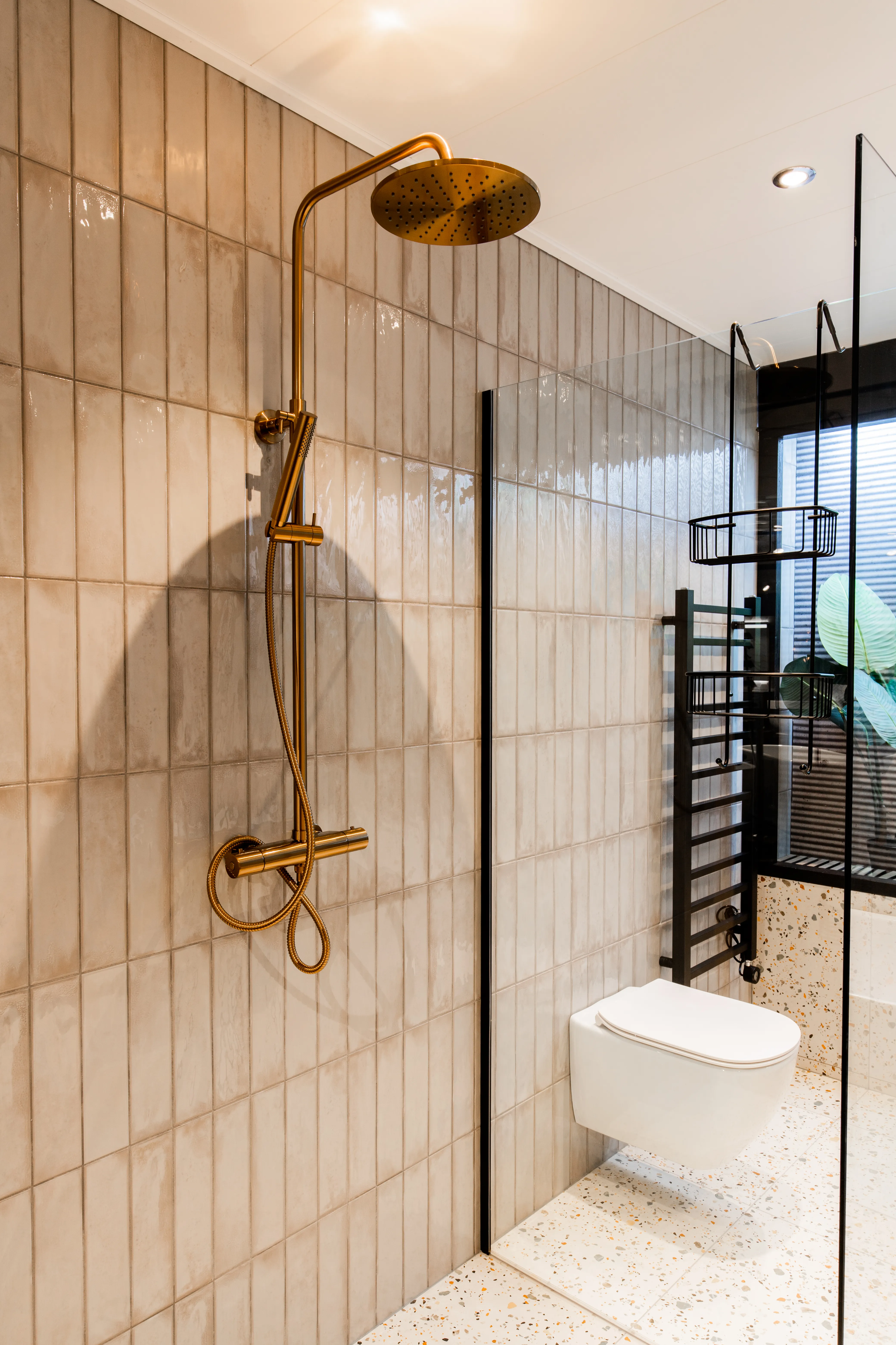 Bleu Luxe beige inloopdouche met gouden regendouche