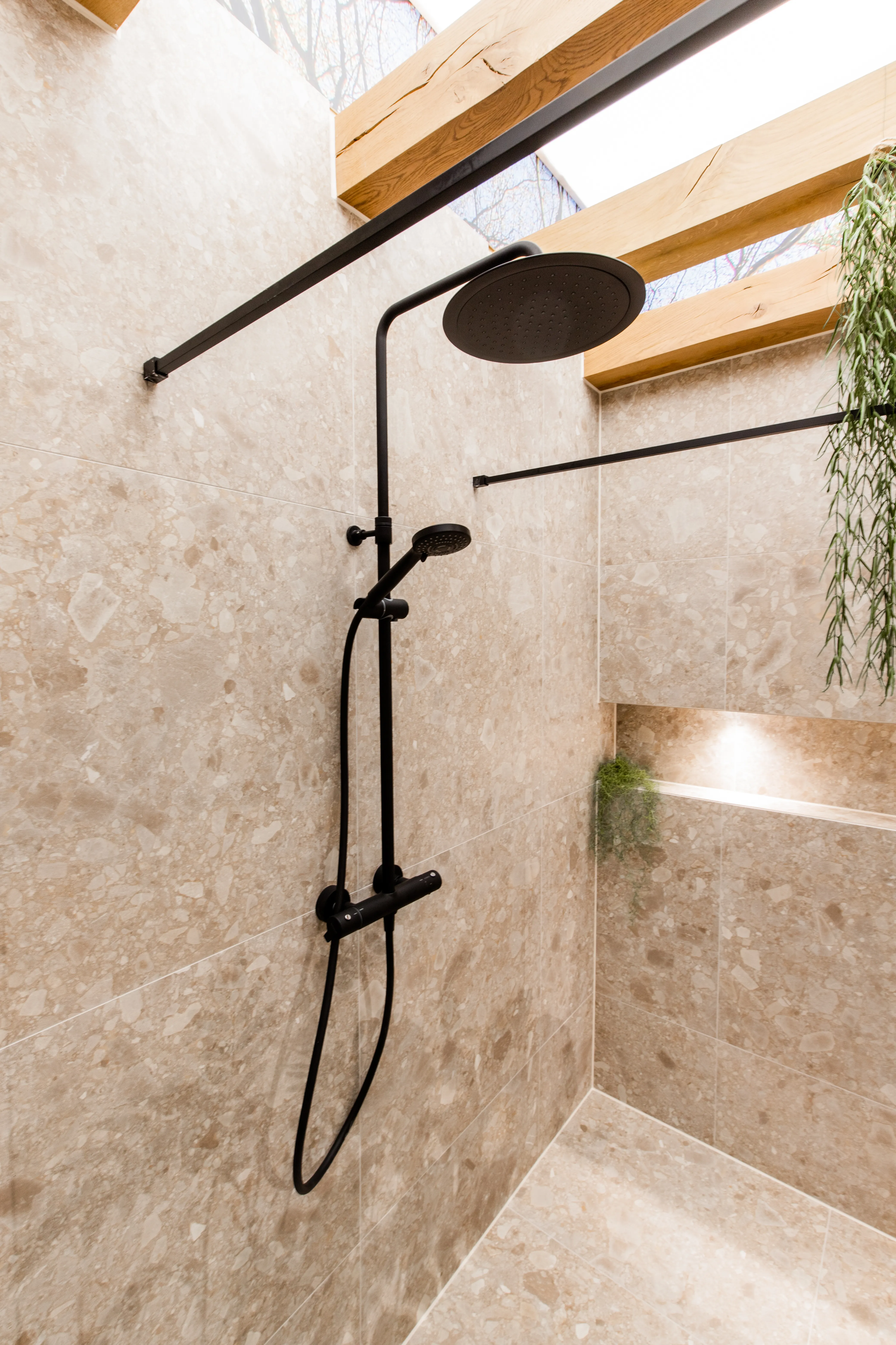 Bleu Comfort beige inloopdouche met zwarte regendouche