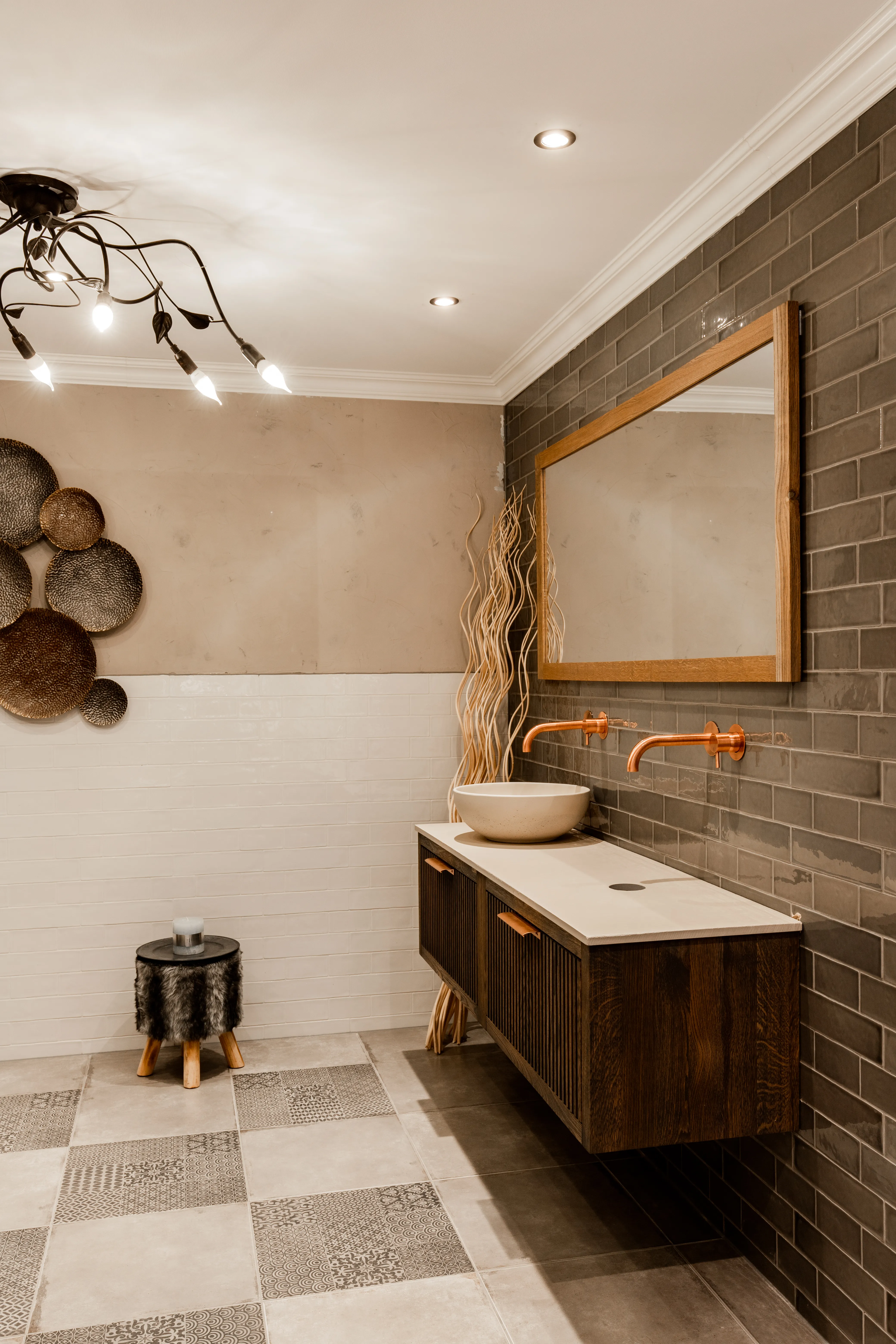 Bleu Luxe landelijke badkamer met houten meubel