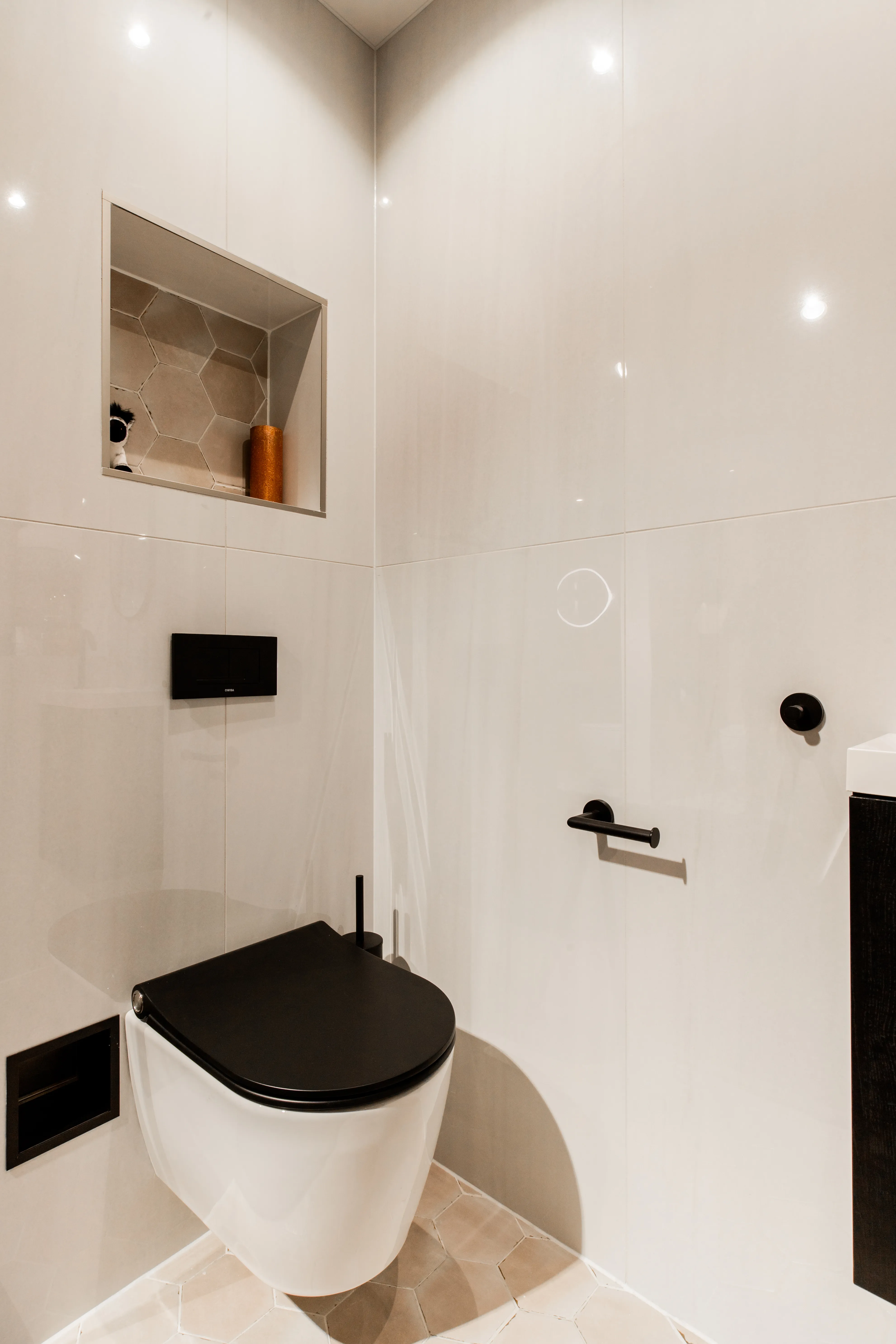 Bleu Comfort witte toiletruimte met inbouwnis